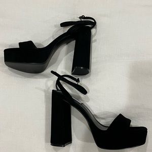Steve Madden Lessa Black Suede heel